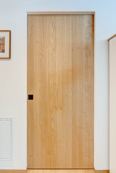 moderne Tür aus hellem Holz