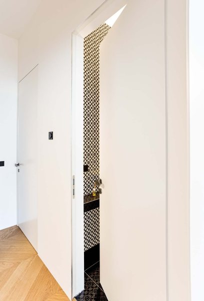 Badezimmertür aus Holz mit schwarzem Griff