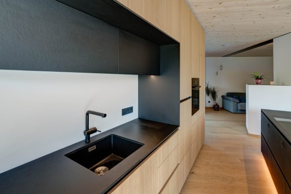 Moderne Küche mit Details in Schwarz
